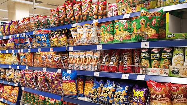 Zona de aperitivos salados en un supermercado